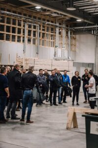 Samuel Holmström håller rundvandring i Lundqvist Trävarus nya fabrik